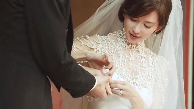 林志玲纪念结婚三周年，晒唯美婚礼影片