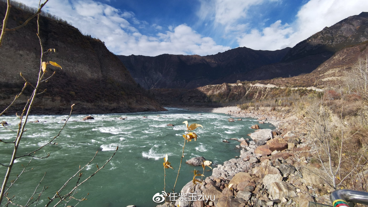 雅鲁藏布江大峡谷，初冬的五彩森林和江水美爆了