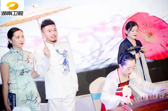 对话向华强，主持万人峰会：他正在重塑形体健康美学的行业标准